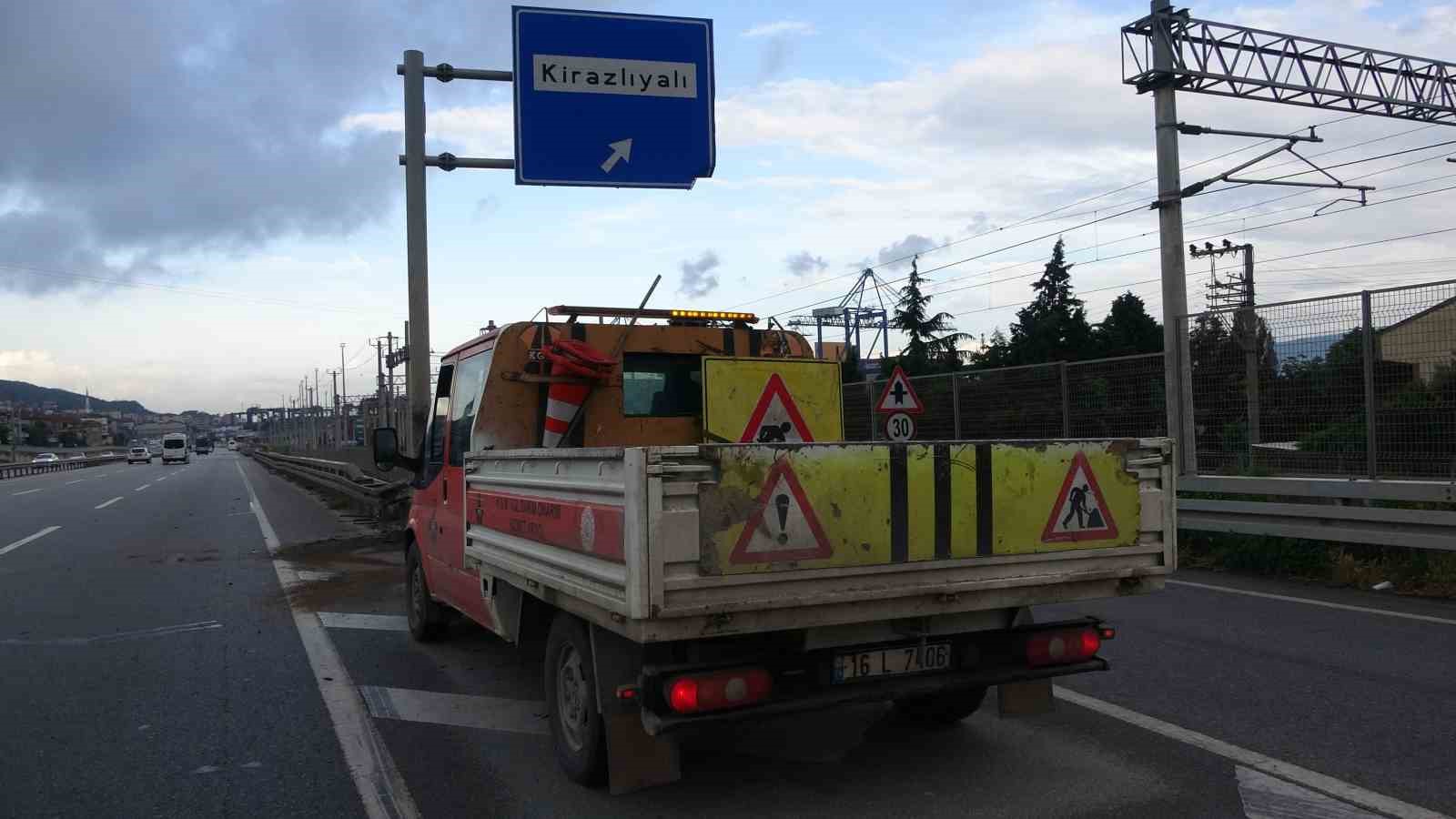KOCAELİ’DE D-100 KARAYOLUNDA KONTROLDEN ÇIKAN OTOMOBİLİN YOL AYRIMINDAKİ BARİYERE ÇARPMASI
