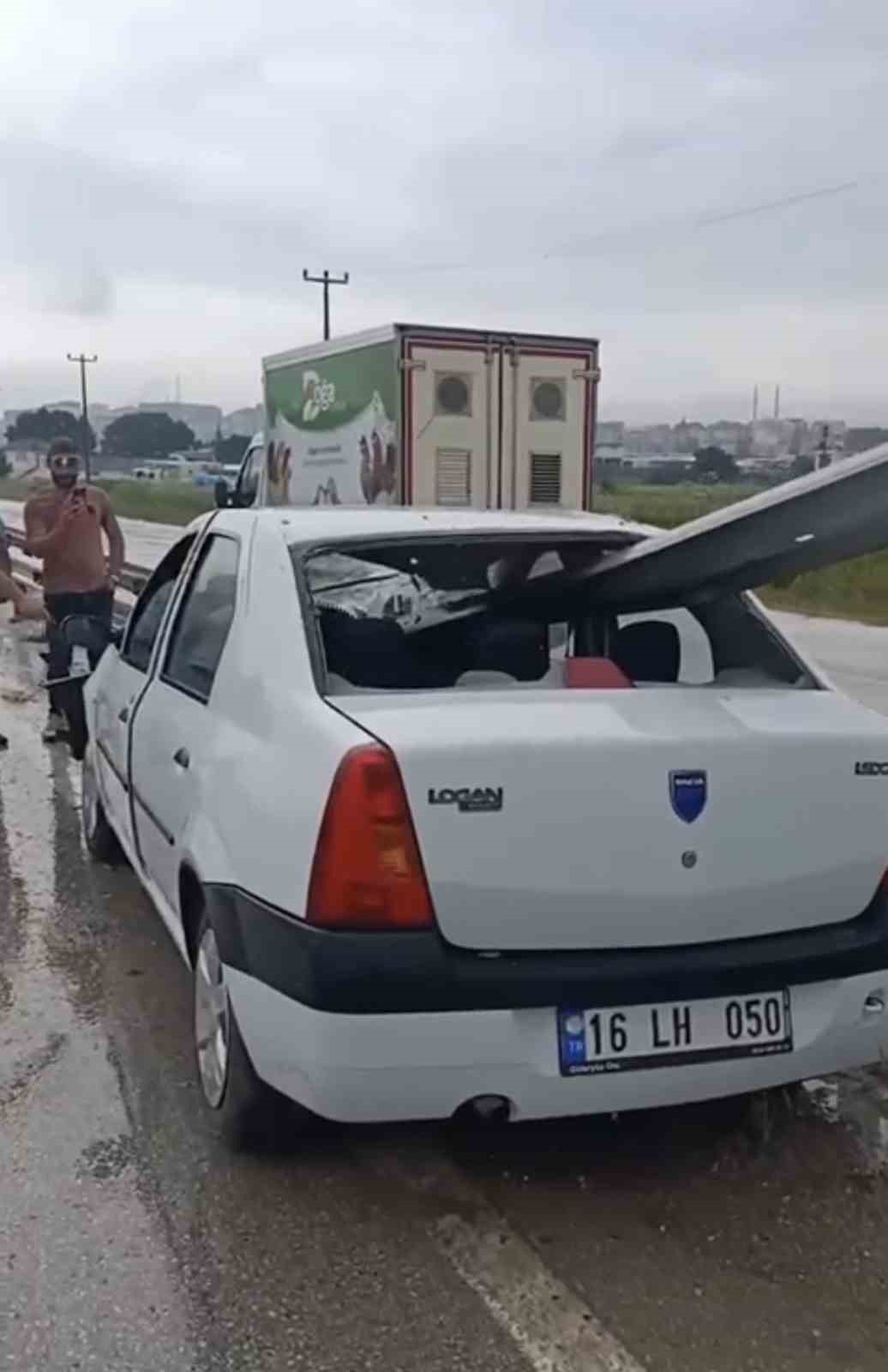 BURSA’DA YAĞIŞLI HAVANIN ETKİSİYLE KONTROLDEN ÇIKAN OTOMOBİL BARİYERLERE OK GİBİ