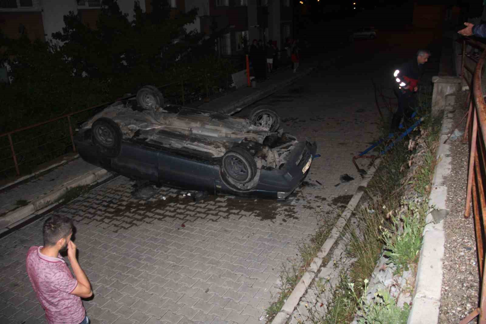 KAYSERİ'NİN MELİKGAZİ İLÇESİNDE SÜRÜCÜSÜNÜN DİREKSİYON HAKİMİYETİNİ KAYBETMESİYLE DEVRİLEN OTOMOBİLDE BULUNAN