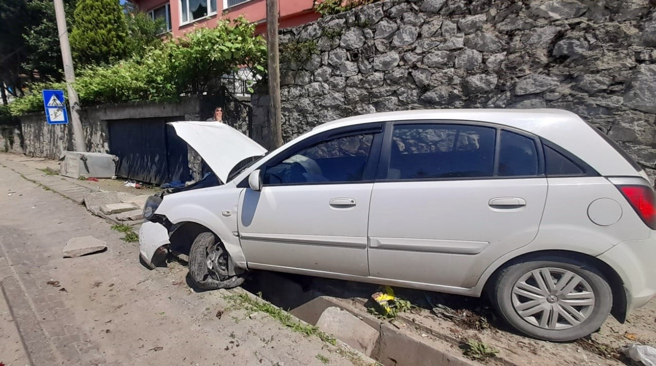 SAKARYA’NIN SAPANCA İLÇESİNDE SÜRÜCÜSÜNÜN DİREKSİYON HAKİMİYETİNİ KAYBETMESİ NETİCESİNDE KONTROLDEN ÇIKAN