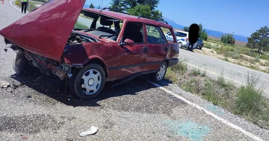 KONYA’NIN BEYŞEHİR İLÇESİNDE BÖLÜNMÜŞ YOLDA KONTROLDEN ÇIKAN OTOMOBİL KAZA YAPARAK