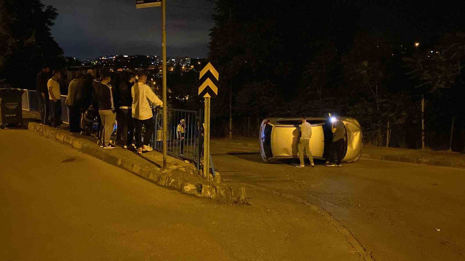 KOCAELİ’NİN İZMİT İLÇESİNDE SÜRÜCÜSÜNÜN HAKİMİYETİ KAYBETMESİYLE KONTROLDEN ÇIKAN OTOMOBİL, SOKAK