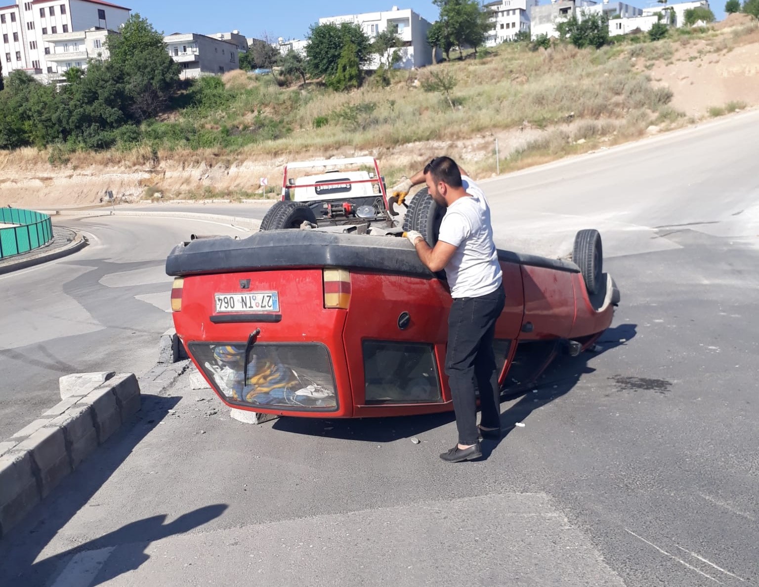 ADIYAMAN’DA, SÜRÜCÜSÜNÜN DİREKSİYON HAKİMİYETİNİ KAYBETTİĞİ OTOMOBİLİN TAKLA ATMASI SONUCU 4