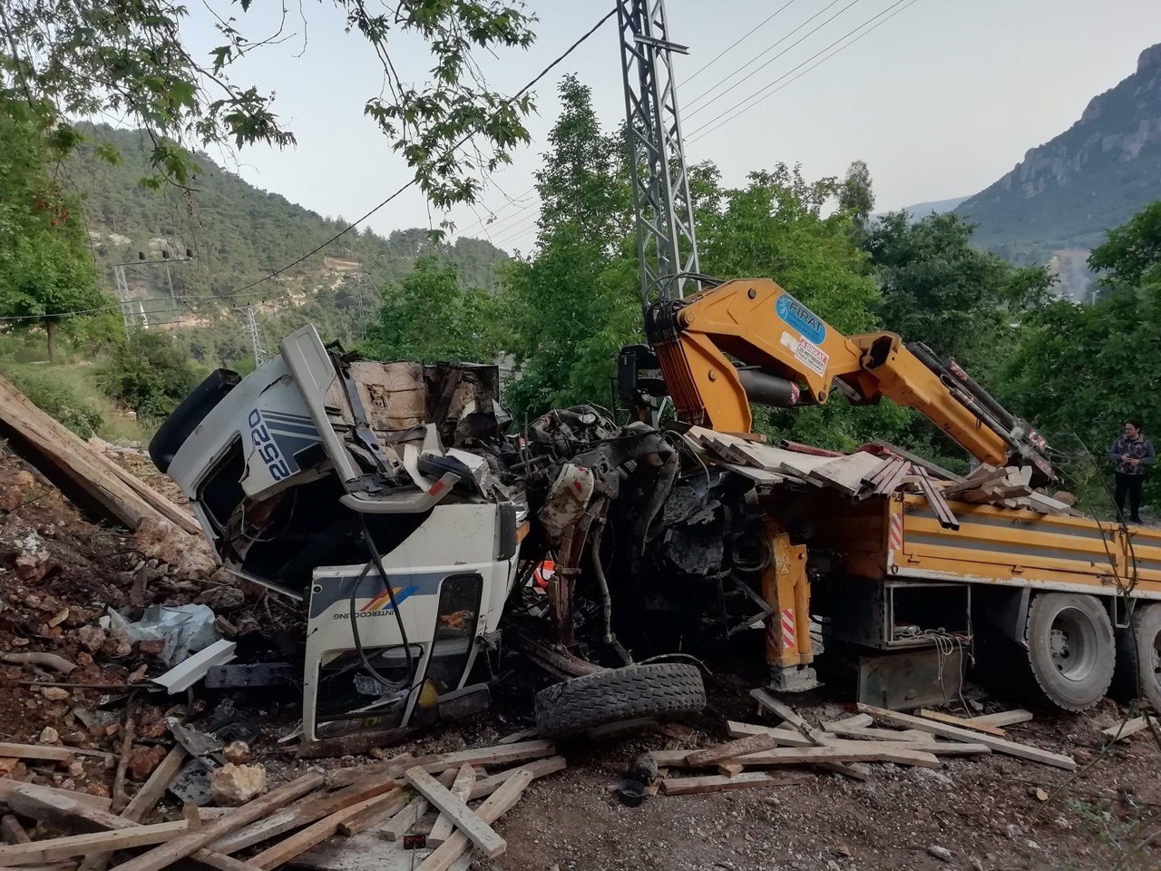 MERSİN'İN ERDEMLİ İLÇESİNDE KONTROLDEN ÇIKAN VİNCİN AĞACA ÇARPMASI SONUCU MEYDANA