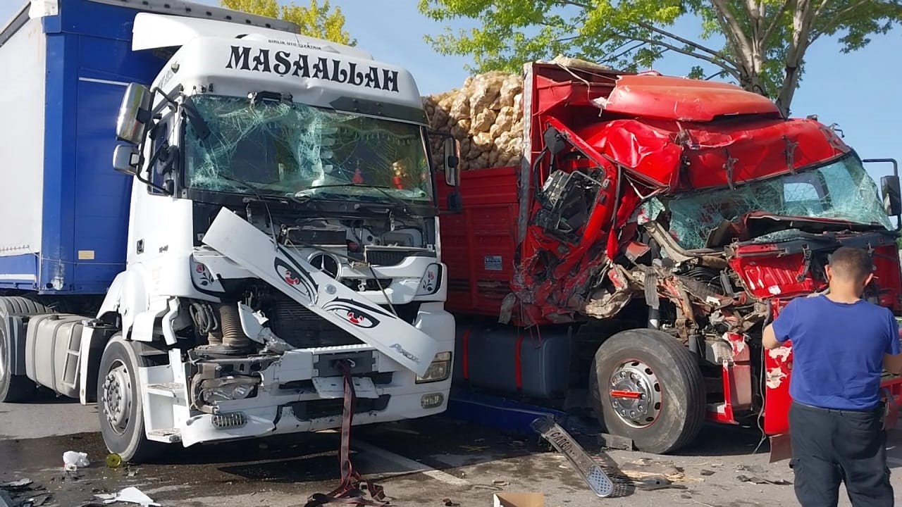 KONYA'DA YOL KENARINDA LASTİĞİ PATLADIĞI İÇİN DURAN TIRA ARKADAN GELEN