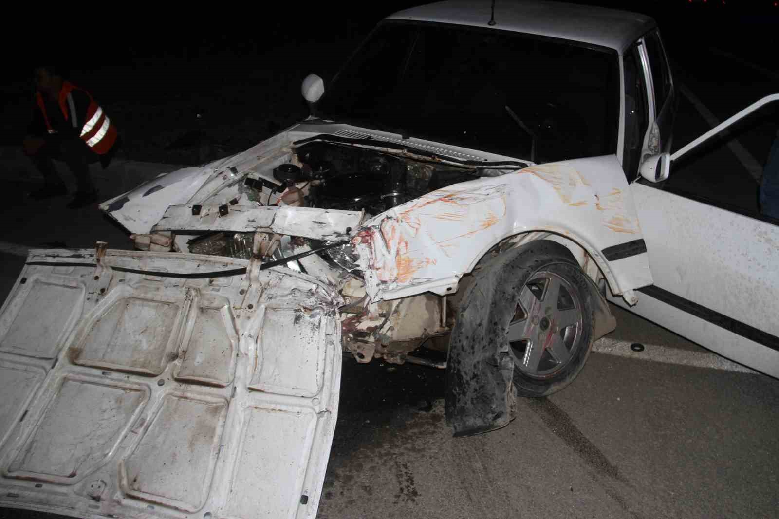 KONYA'NIN BEYŞEHİR İLÇESİNDE, İKİ OTOMOBİLİN KAVŞAKTA ÇARPIŞMASI SONUCU MEYDANA GELEN