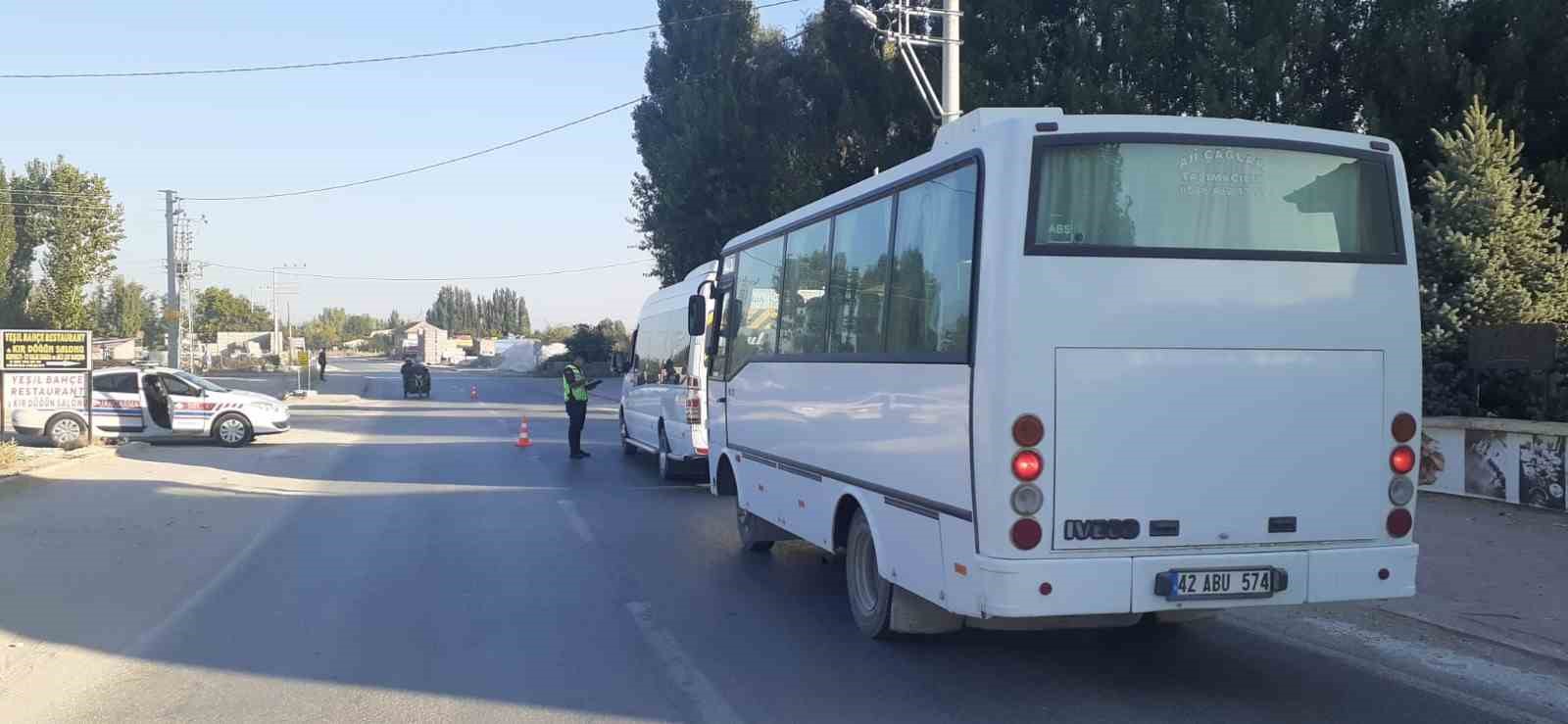 KONYA’NIN EREĞLİ İLÇESİNDE JANDARMA EKİPLERİ, MEVSİMLİK TARIM İŞÇİLERİNİ TAŞIYAN ARAÇLARA,