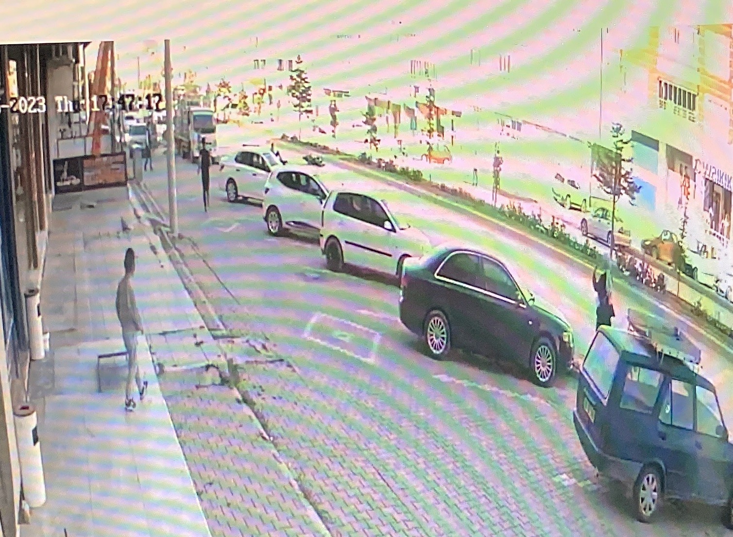 KONYA'NIN KULU İLÇESİNDE PARK İÇİN YAVAŞLAYAN OTOMOBİLE MOTOSİKLET ÇARPMASI SONUCU