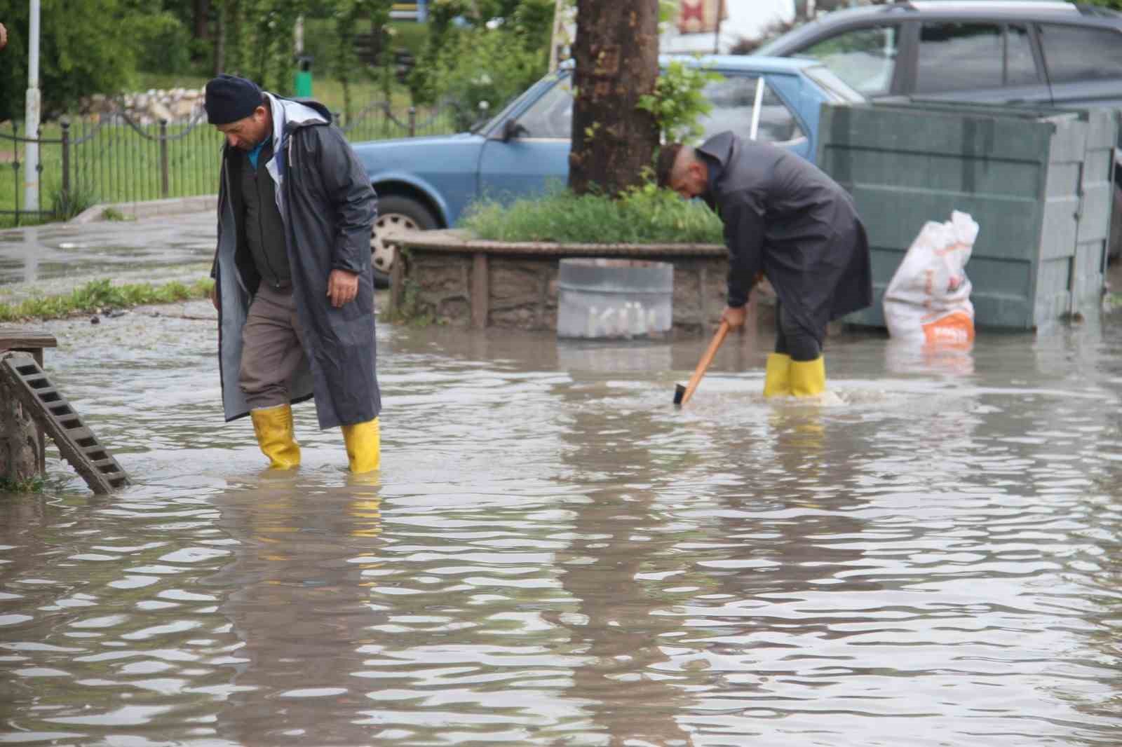 KONYA’NIN BEYŞEHİR İLÇESİNDE SABAH SAATLERİNDEN İTİBAREN ETKİSİNİ ARTIRAN VE ARALIKLARLA