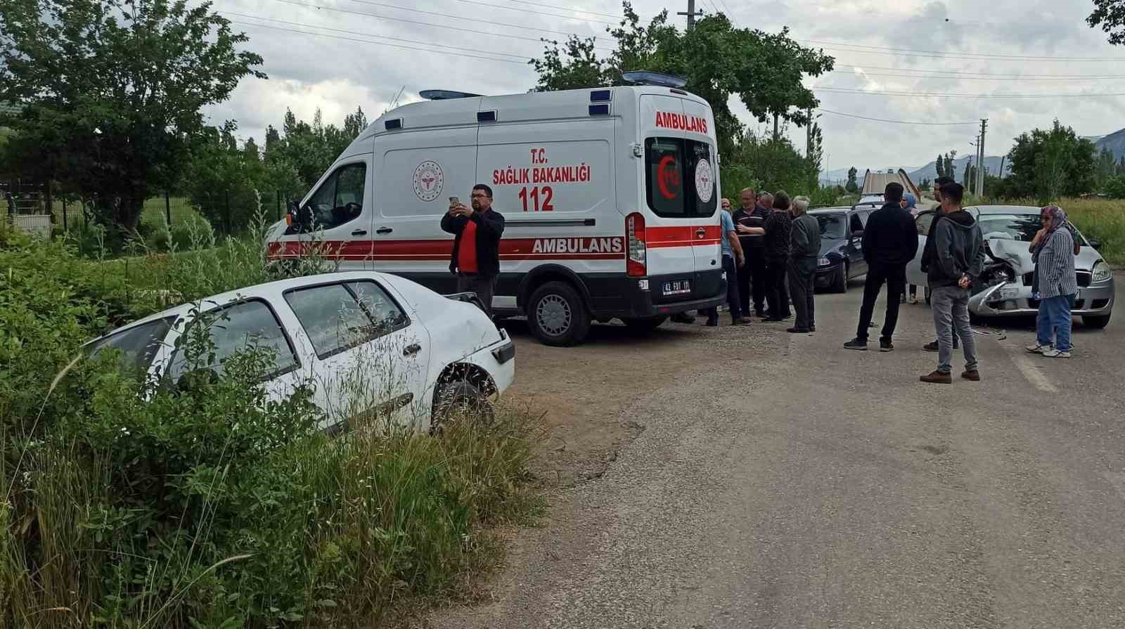 KONYA'NIN SEYDİŞEHİR İLÇESİNDE İKİ OTOMOBİLİN ÇARPIŞMASI SONUCU MEYDANA GELEN TRAFİK