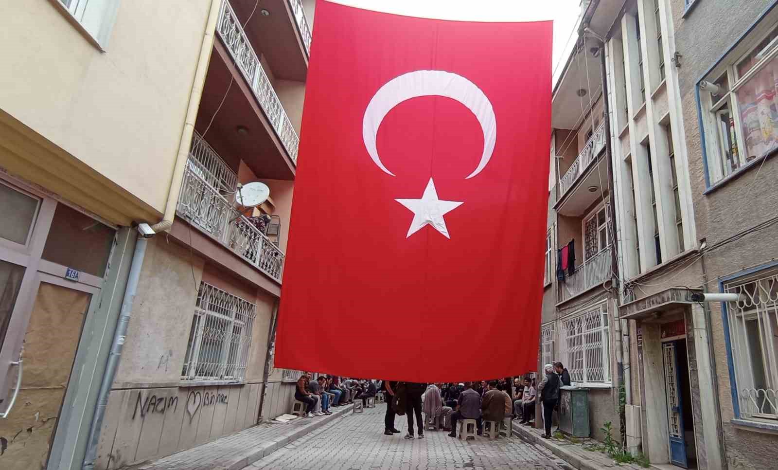 ŞEHİT OLAN KONYALI PİYADE UZMAN ÇAVUŞ CEM AHMET KAYA'NIN AİLESİNE