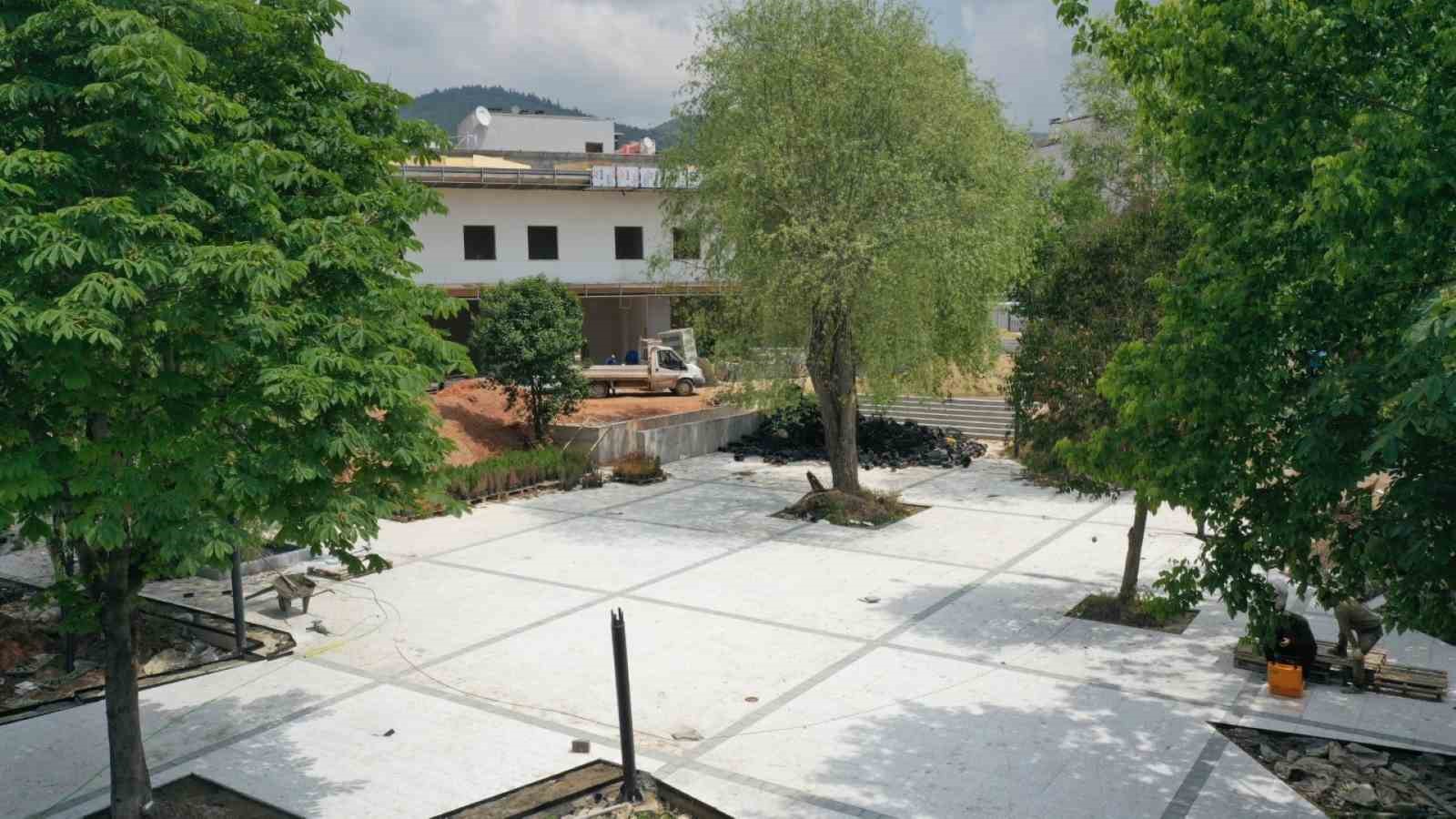 KÖRFEZ YARIMCA’NIN ÇEHRESİNİ DEĞİŞTİRECEK PROJELERDEN BİRİSİ OLAN KENT MEYDANI VE