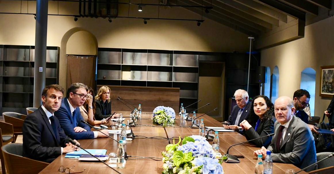 KOSOVA İLE SIRBİSTAN CUMHURBAŞKANLARI MOLDOVA'DA BİR ARAYA GELDİ