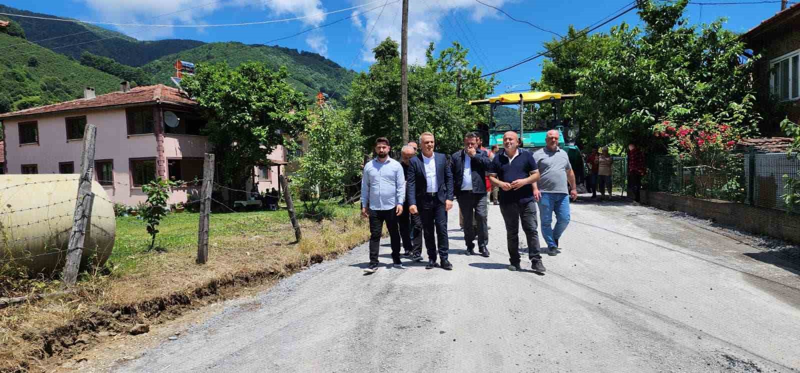 DÜZCE VALİLİĞİ İL ÖZEL İDARESİ EKİPLERİ HAVALARI ISINMASIYLA BİRLİKTE ASFALT