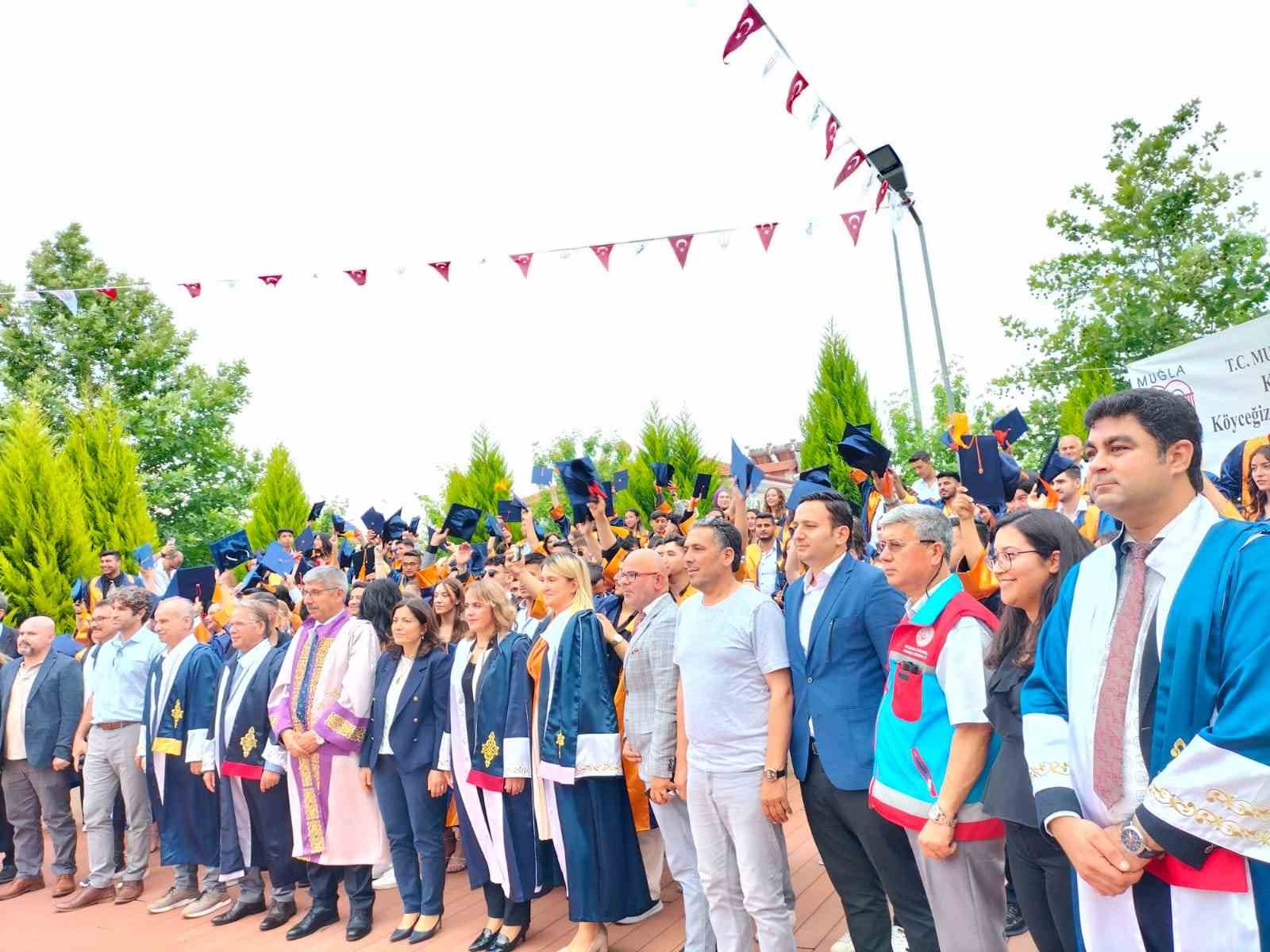 KÖYCEĞİZ’DE YÜKSEKOKULLARIN MEZUNİYET TÖRENİ YAPILDI