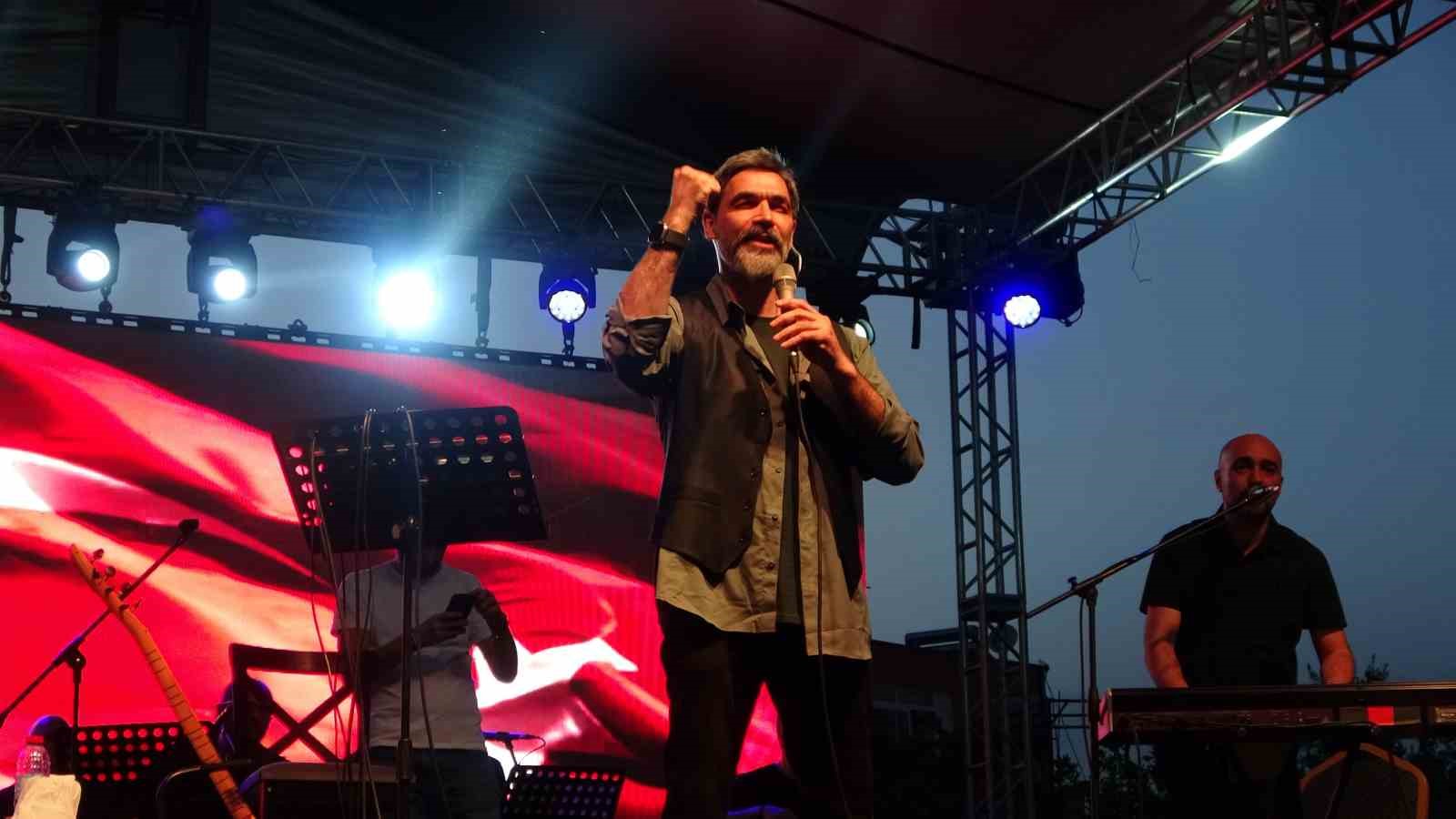 ADANA’NIN KOZAN İLÇESİNE KONSER VERMEK ÜZERE GELEN SANATÇI UĞUR IŞILAK