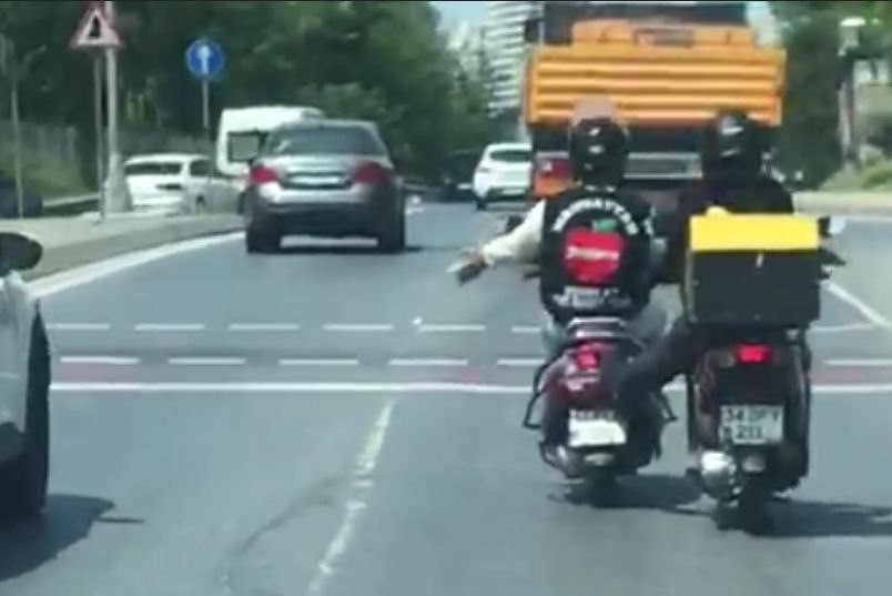 KÜÇÜKÇEKMECE İKİTELLİ'DE BİR MOTOSİKLET SÜRÜCÜSÜ BENZİNİ BİTEN BAŞKA BİR MOTOSİKLETİ