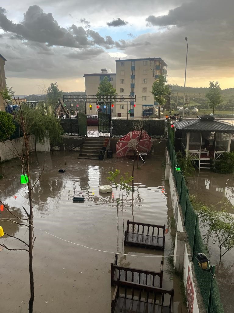 DİYARBAKIR’IN KULP İLÇESİNDE ETKİLİ OLAN ŞİDDETLİ YAĞMUR, YOLLARI ADETA GÖLE