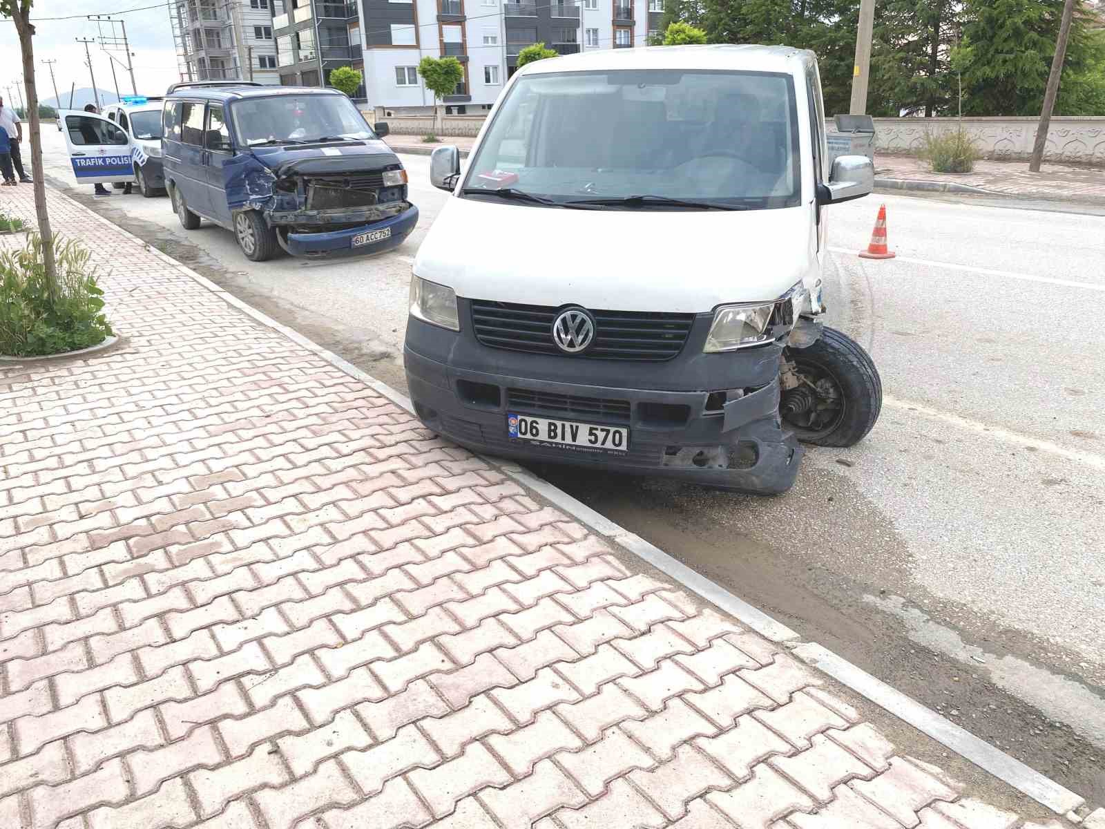 KONYA'NIN KULU İLÇESİNDE 2 MİNİBÜSÜN ÇARPIŞMASI SONUCU MEYDANA GELEN TRAFİK