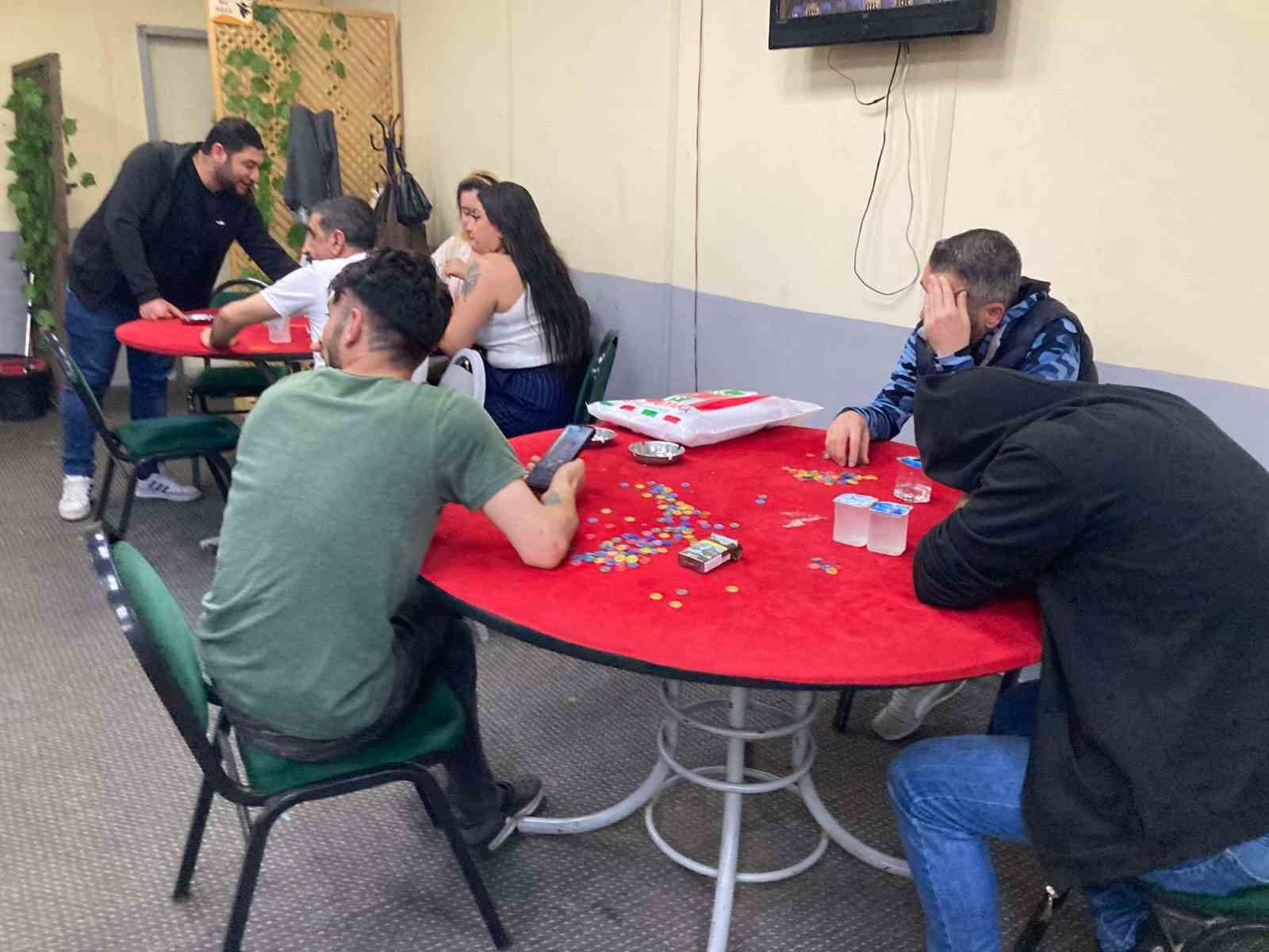İZMİR’İN BORNOVA İLÇESİNDE, İKİ FARKLI İŞLETMEDE KUMAR OYNARKEN YAKALANAN 96