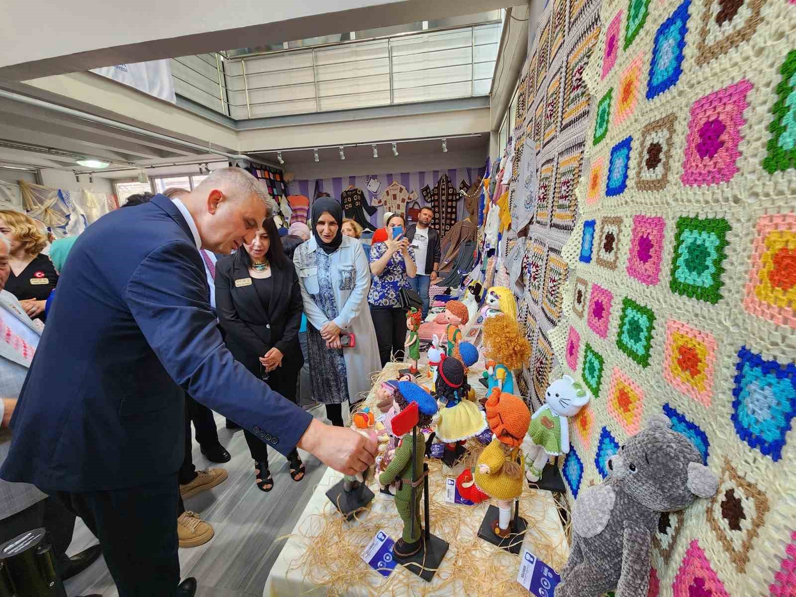 GÖLCÜK BELEDİYESİ SANAT GALERİSİ’NDE AÇILAN EL SANATLARI KURSLARINDA EĞİTİM GÖREN