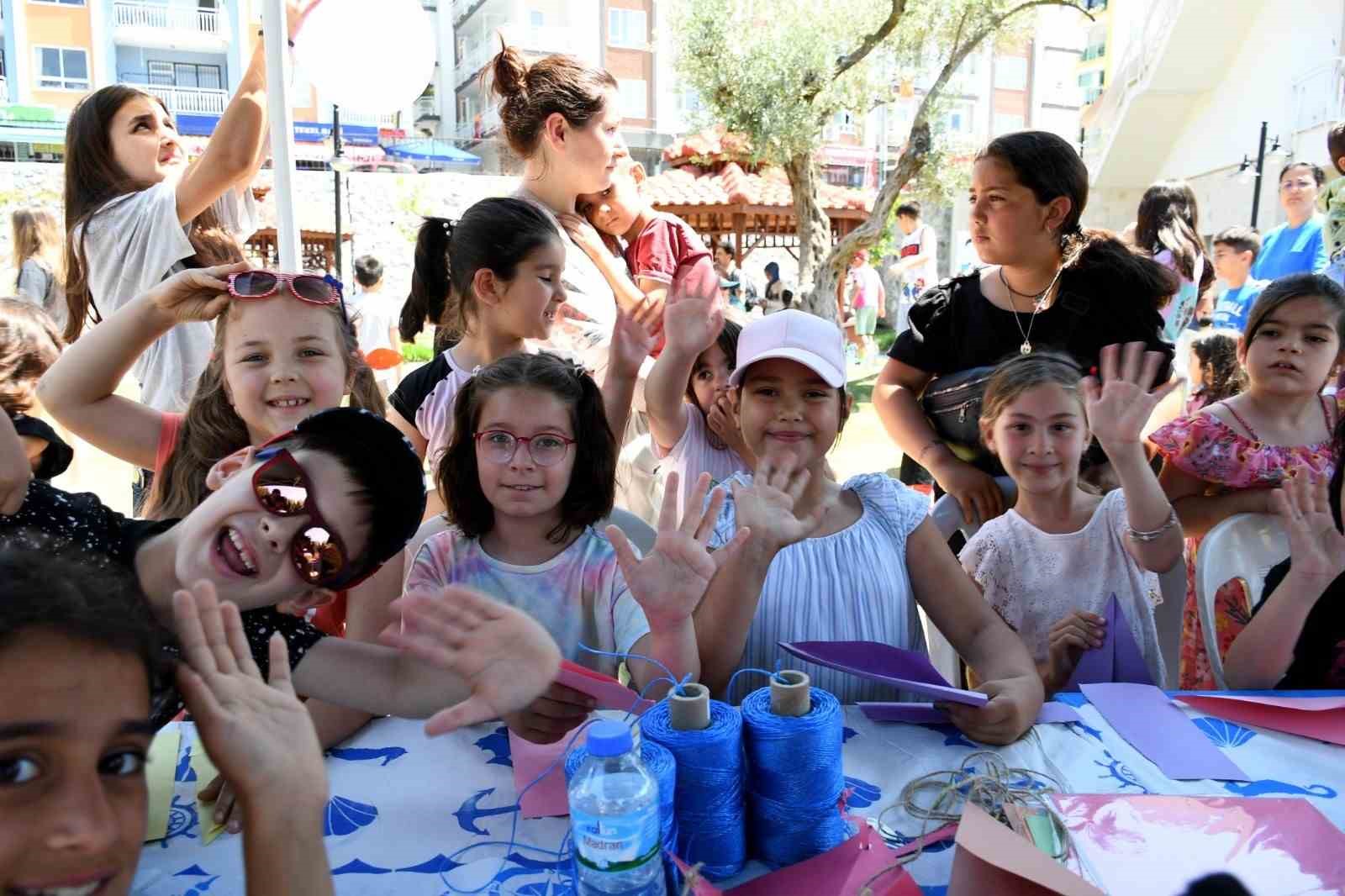 KUŞADASI’NDA ÇOCUKLAR KARNE SEVİNCİNİ ERKEN YAŞADI