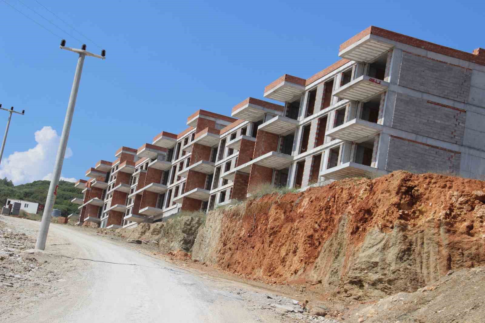 TÜRKİYE’DE TURİZMİN İLK BAŞLADIĞI BÖLGELERİN BİRİ OLAN KUŞADASI’NDA DAĞ TAŞ