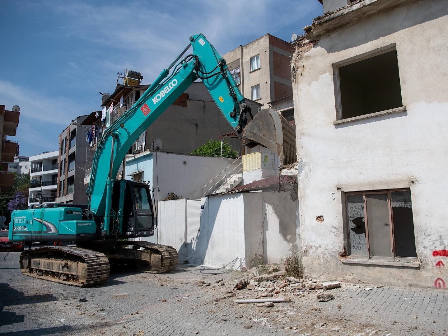 KUŞADASI BELEDİYESİ HEMŞEHRİLERİNİN CAN VE MAL GÜVENLİĞİ İÇİN ÇALIŞIYOR