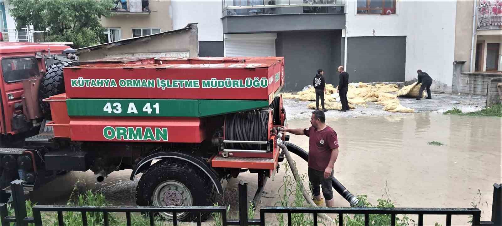 KÜTAHYA OBM PERSONELİ SEL BASKINLARINDA SU TAHLİYELERİNE DESTEK VERDİ