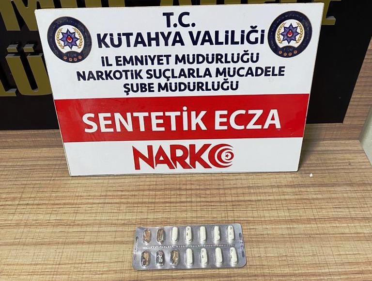 KÜTAHYA’DA BİR ADRESTE YAPILAN ARAMADA UYUŞTURUCU HAP ELE GEÇİRİLDİ