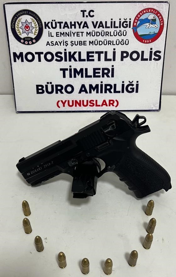 KÜTAHYA’DA BİR KİŞİNİN ÜZERİNDE RUHSATSIZ TABANCA ELE GEÇİRİLDİ