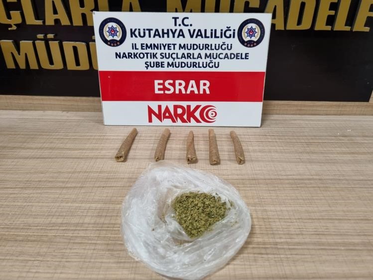 KÜTAHYA'DA POLİS İKİ KİŞİNİN ÜZERİNDE UYUŞTURUCU ELE GEÇİRİLDİ