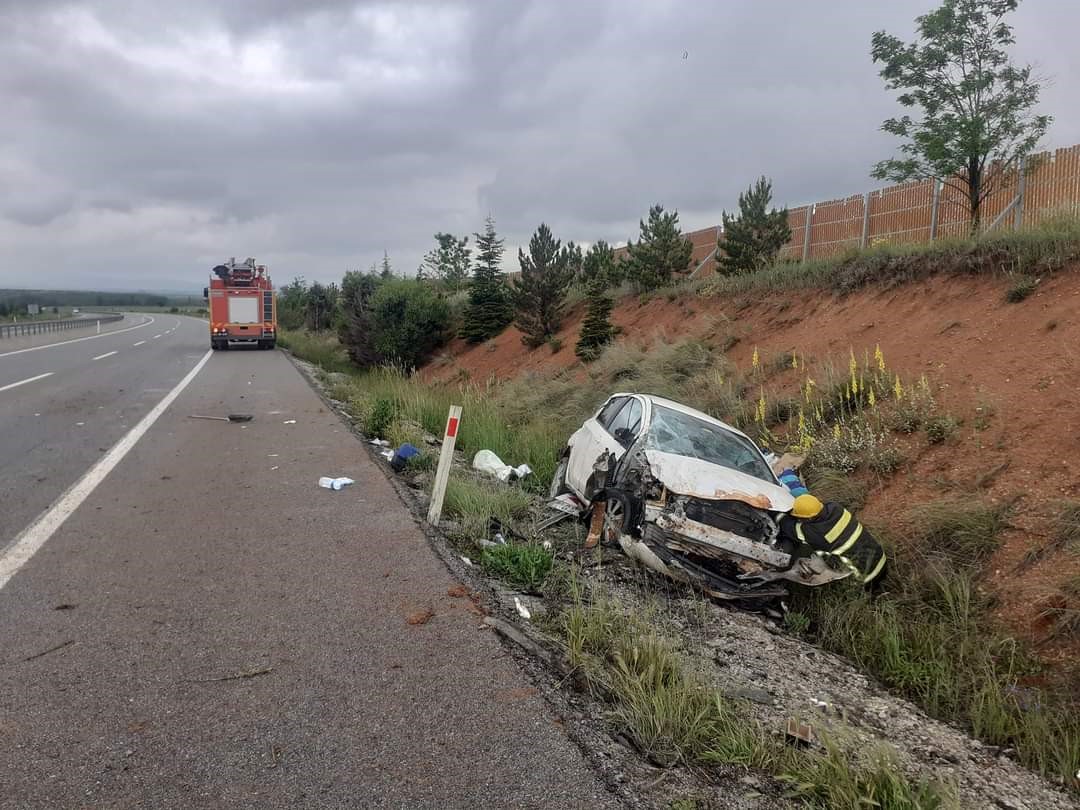 KÜTAHYA'DA OTOMOBİL ŞARAMPOLE DEVRİLDİ: 1 YARALI