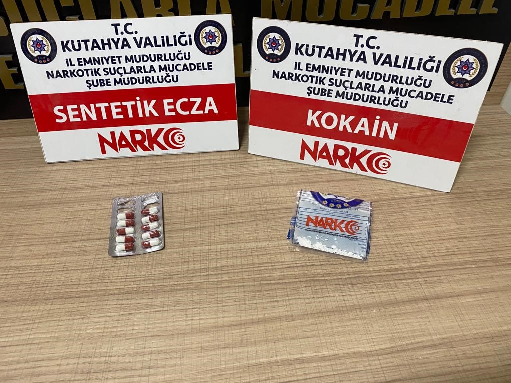 KÜTAHYA’DA ŞÜPHE ÜZERİNE DURDURULAN ARAÇTA UYUŞTURUCU BULUNDU