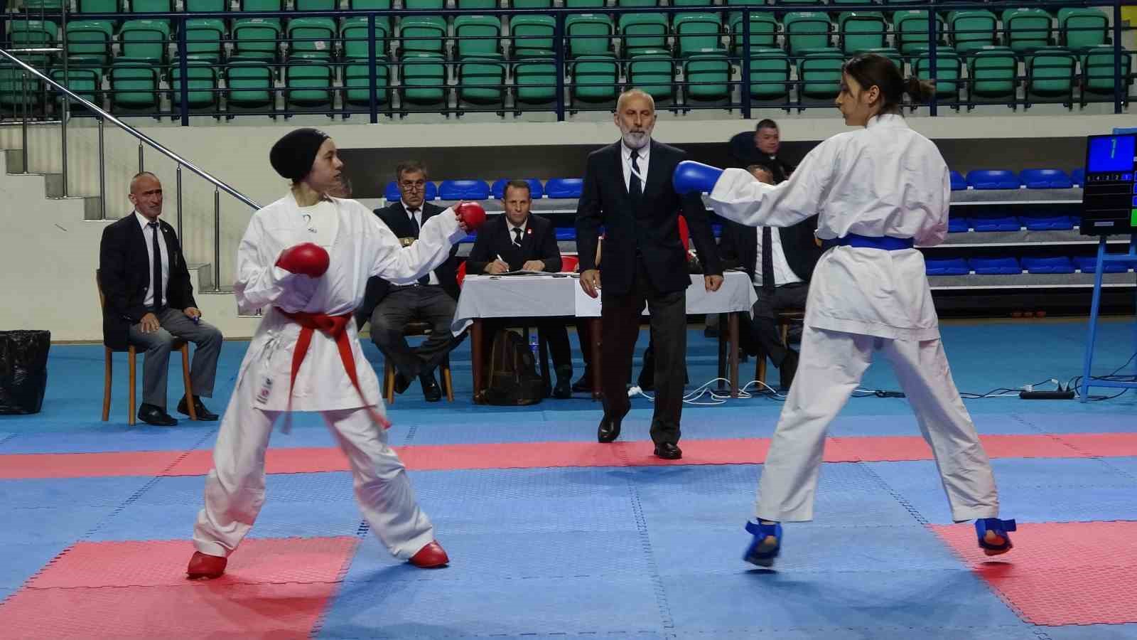 KÜTAHYA'DA TÜRKİYE GENÇLER KARATE ŞAMPİYONASI