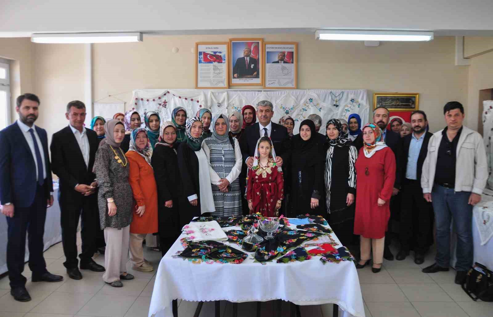 KÜTAHYALI KADINLAR ÜRETİYOR