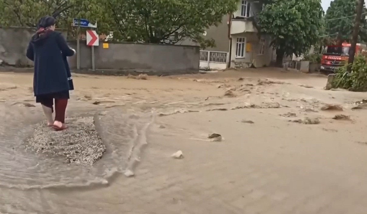 SAMSUN'UN LADİK İLÇESİNDE SAĞANAK NEDENİYLE SOKAKLAR DERE GİBİ AKTI, BAZI