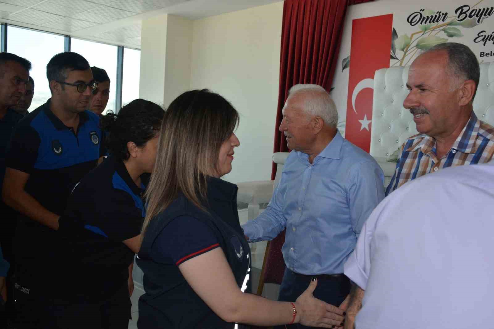 ÇANAKKALE'NİN LAPSEKİ İLÇE BELEDİYESİNDE KURBAN BAYRAMI ÖNCESİNDE GELENEKSEL PERSONEL BAYRAMLAŞMASI