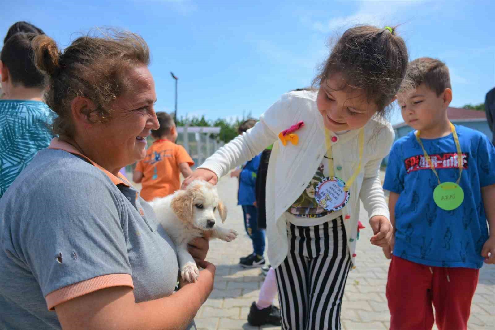 ÇANAKKALE'NİN LAPSEKİ İLÇESİNDE, FAİK GÜNGÖR ANAOKULU ÖĞRENCİLERİ, BELEDİYE’NİN HAYVAN BARINAĞI