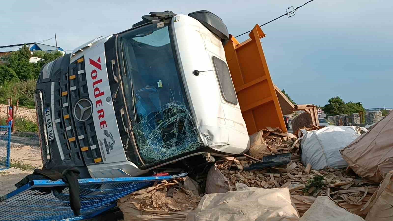 KOCAELİ’NİN GEBZE İLÇESİNDE SEYİR HALİNDEYKEN LASTİĞİ PATLAYAN HAFRİYAT KAMYONU, YOLDAN