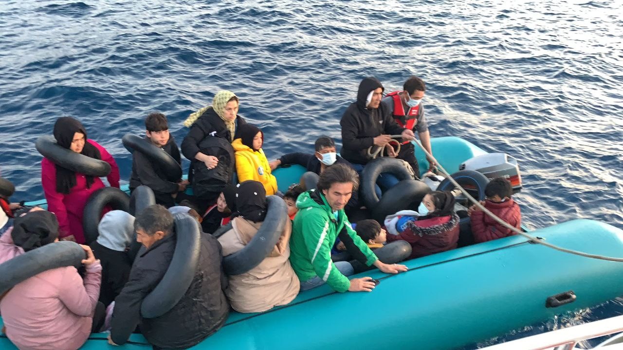 ÇANAKKALE’NİN AYVACIK İLÇESİ AÇIKLARINDA LASTİK BOTLARI MOTOR ARIZASI NEDENİYLE SÜRÜKLENEN