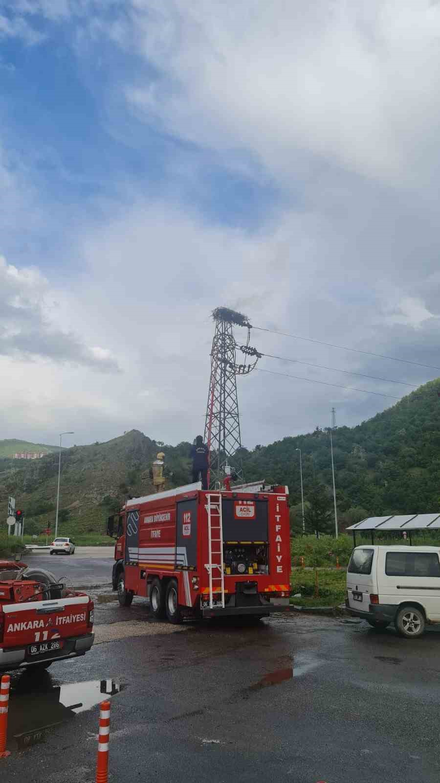 KIZILCAHAMAM SANAYİ GİRİŞİNDE ELEKTRİK DİREĞİ ÜZERİNDE BULUNAN LEYLEK YUVASINA YILDIRIM