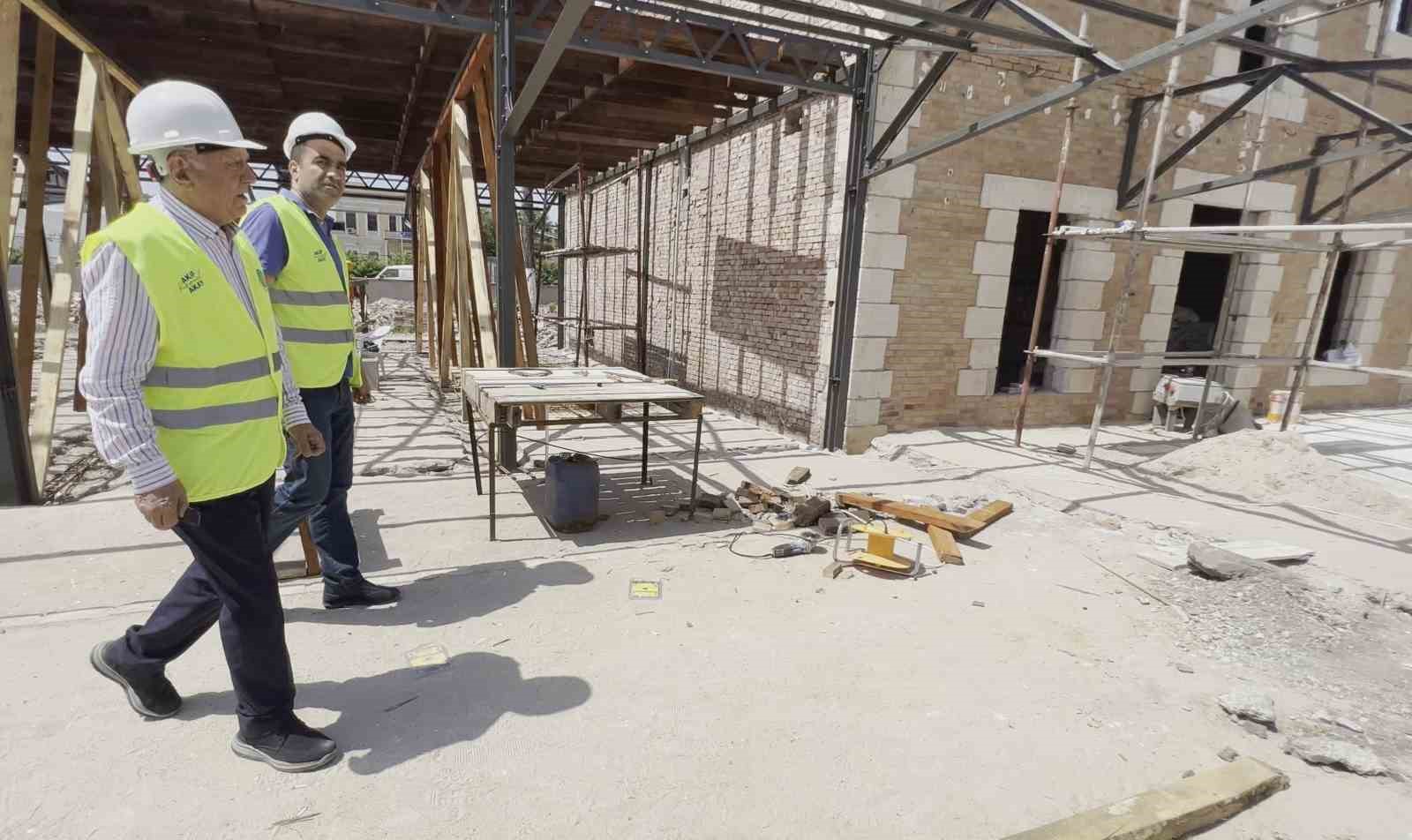 SEYHAN BELEDİYESİ TARAFINDAN KAMULAŞTIRILARAK RESTORASYONUNA BAŞLANAN ESKİ İSTASYON BİNASINDAKİ ÇALIŞMALAR
