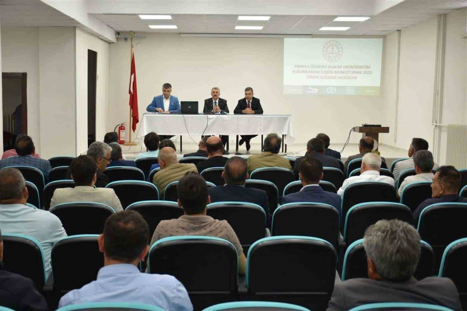 ERZİNCAN’DA LİSELERE GEÇİŞ SİSTEMİ (LGS) ÖNCESİ BİLGİLENDİRME VE DEĞERLENDİRME TOPLANTISI