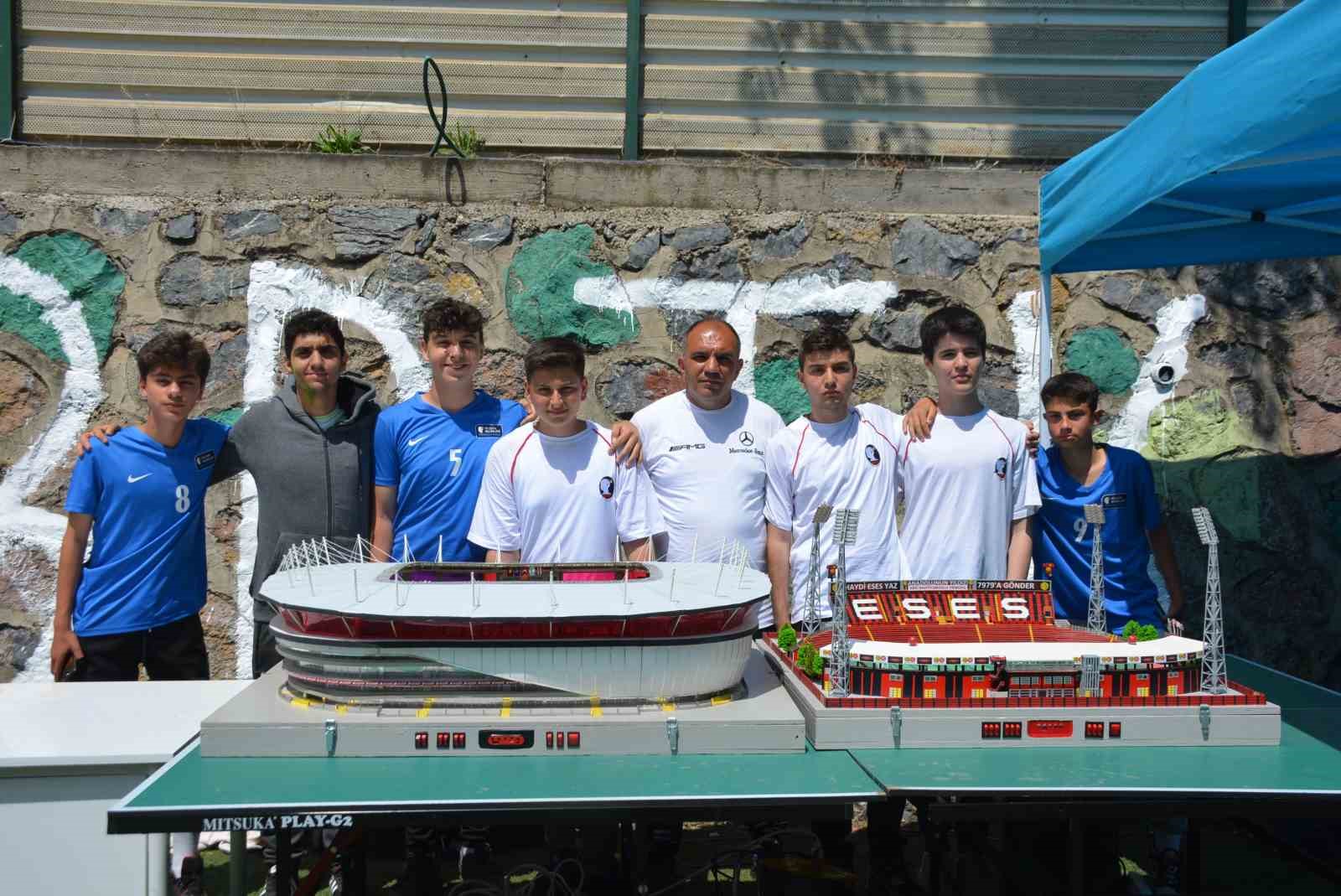 KOCAELİ’NİN ÇAYIROVA İLÇESİNDE DÜZENLENEN BİLİM ŞENLİĞİ’NDE BİR GRUP LİSE ÖĞRENCİSİ,