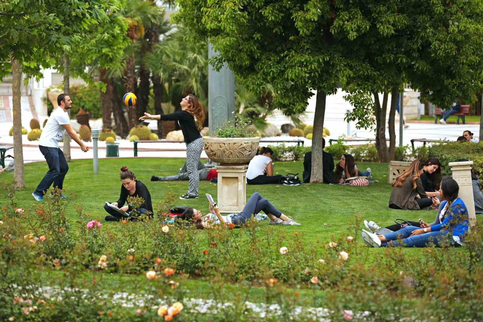 YAŞAR ÜNİVERSİTESİ, LİSE YAZ OKULUNDA 3 FARKLI EĞİTİM PROGRAMI İLE