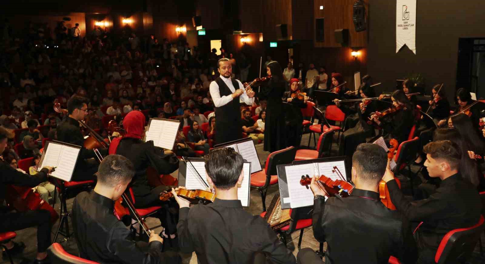 VAN GÜZEL SANATLAR LİSESİ ÖĞRENCİLERİNİN YILSONU ETKİNLİKLERİ KAPSAMINDA VERDİĞİ KONSER,