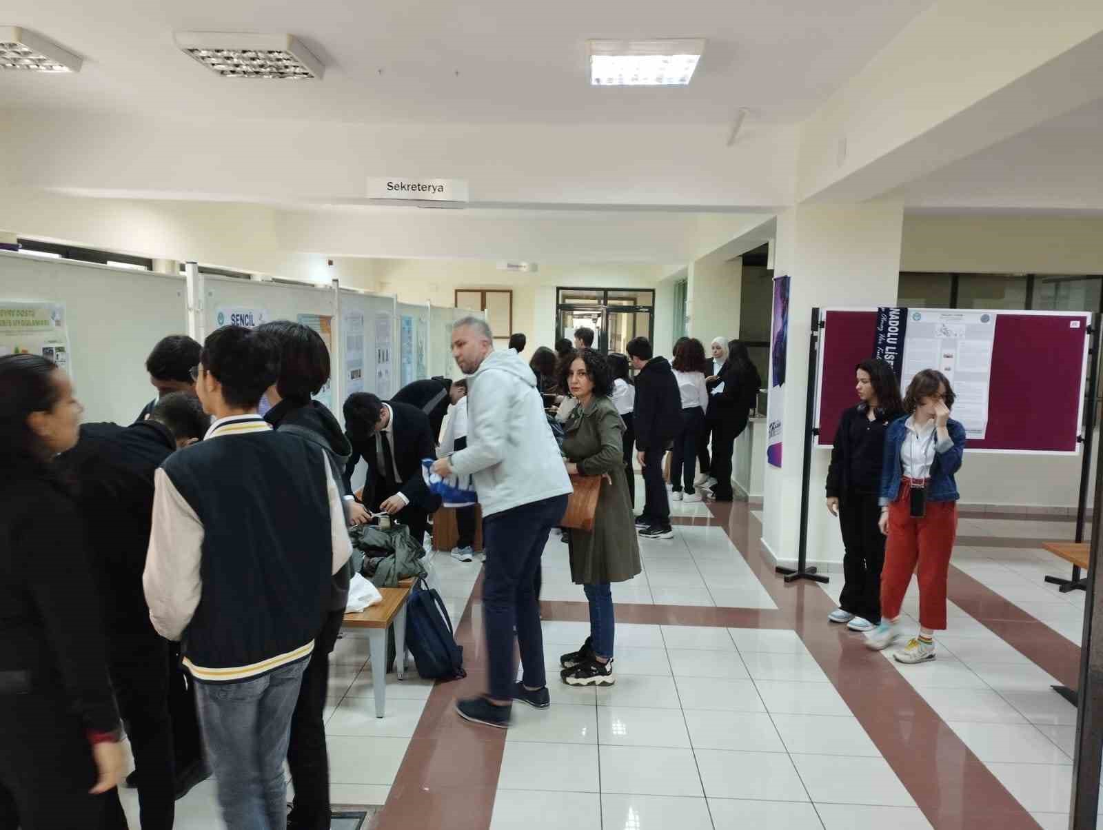 LİSELİ GENÇ BİLİM ADAMLARI PROJELERİ İLE GÖZ KAMAŞTIRDI