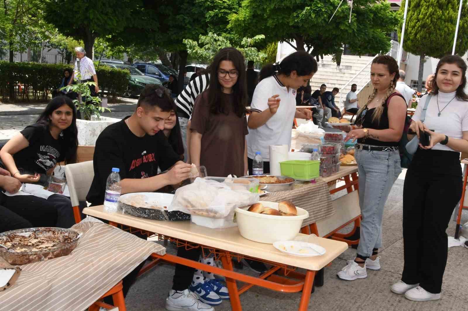 BULDAN ALİ TUNABOYLU ANADOLU LİSESİ ÖĞRENCİLERİ, KAHRAMANMARAŞ MERKEZLİ 6 ŞUBAT'TA
