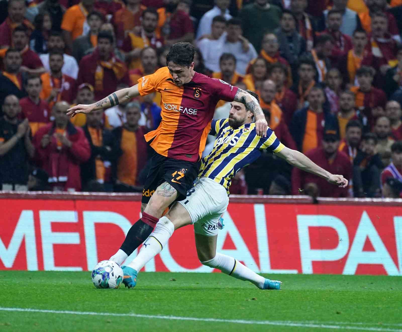 FENERBAHÇE’NİN BREZİLYALI DEFANSI LUAN PERES, GALATASARAY DERBİSİNDE KIRMIZI KART GÖREREK